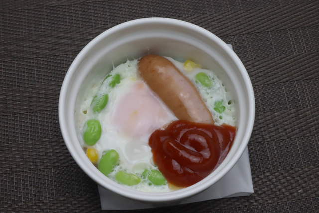 ソーセージと卵のココット焼き