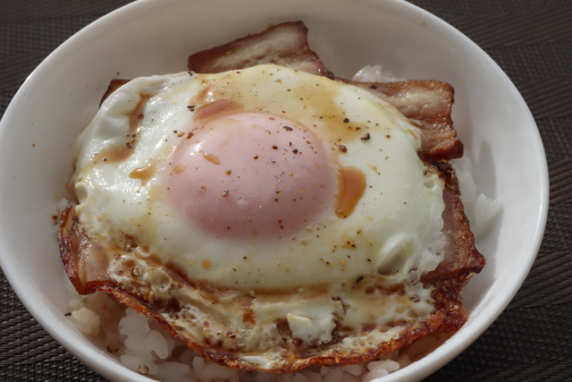 ベーコンエッグ丼