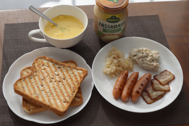 ベーコンソーセージとライ麦パン