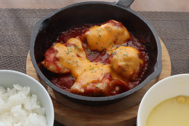 チキンのトマトソース煮チーズ添え