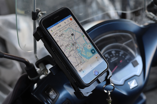 バッテリーホルダーへスマホ装着