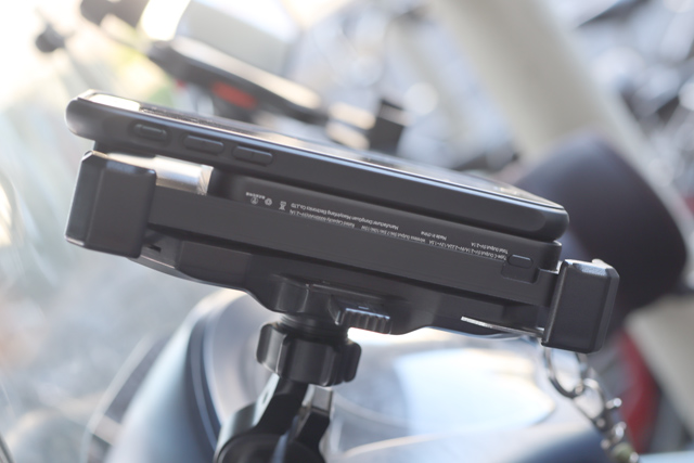 バッテリーホルダーへスマホ装着