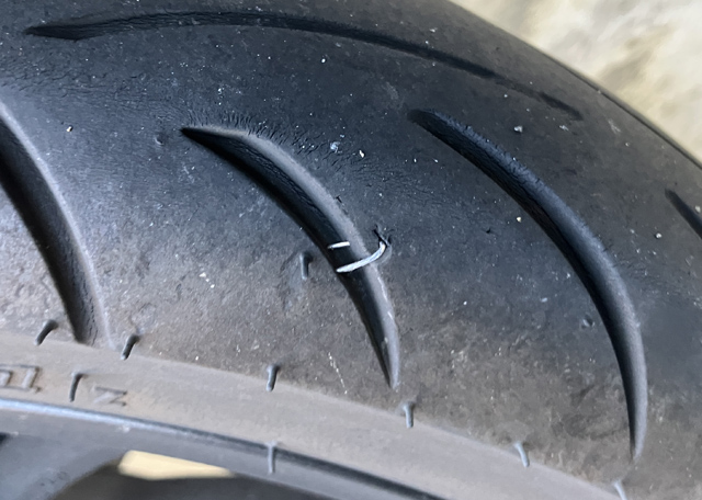 タイヤに刺さる針金