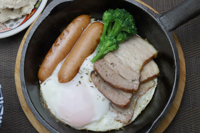 ベーコンソーセージエッグ