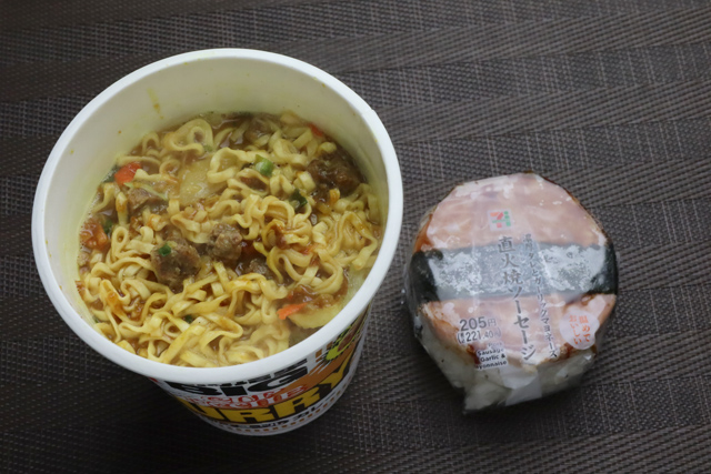 カレーヌードルとおにぎり