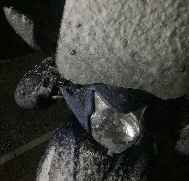 雪が貼りついたスクーター