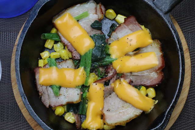 ベーコン炒めチーズ乗せ