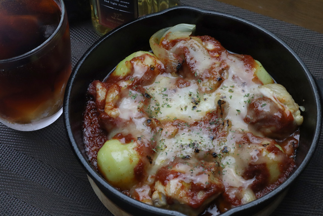 鶏モモとジャガイモのトマトソース煮チーズ乗せ