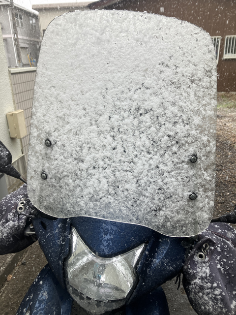 雪が貼りついた風防