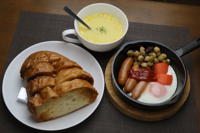 ソーセージエッグとフランスパン