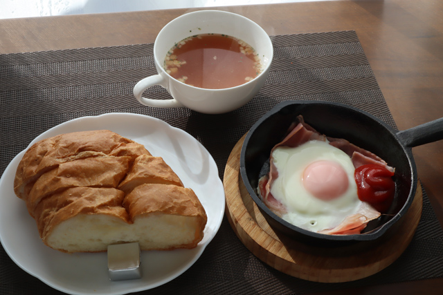 ベーコンエッグとフランスパン