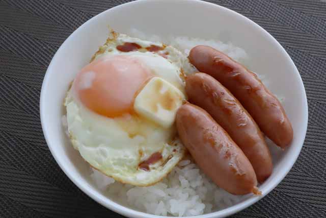 ソーセージ目玉焼きご飯