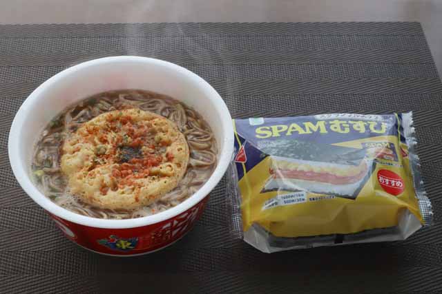 スパムにぎりとカップ蕎麦