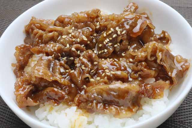 牛バラ炊き肉丼
