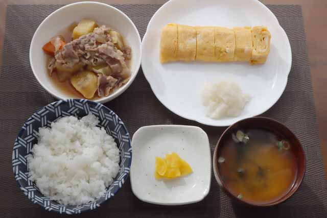 玉子焼き/牛バラとサツマイモの煮物