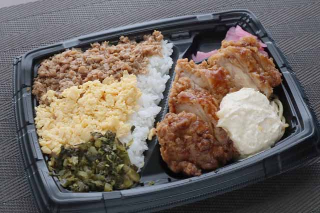 3色そぼろ&チキン南蛮弁当